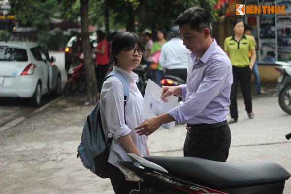 Ha Noi: Nhieu thi sinh den diem thi vao lop 10 tu sang som-Hinh-9