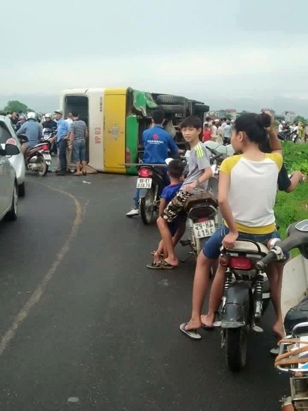 Vinh Phuc: Xe bus dam nat dau taxi, 21 nguoi bi thuong nang-Hinh-2