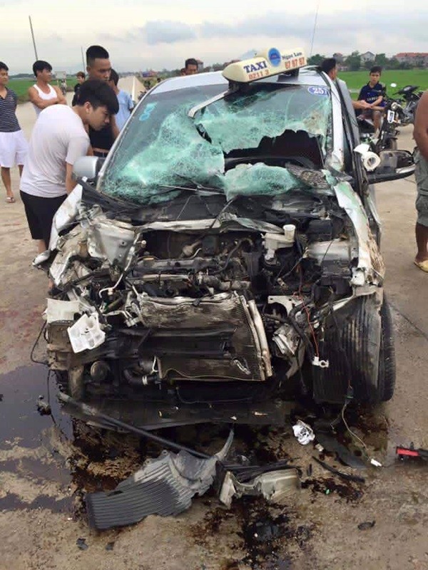 Vinh Phuc: Xe bus dam nat dau taxi, 21 nguoi bi thuong nang