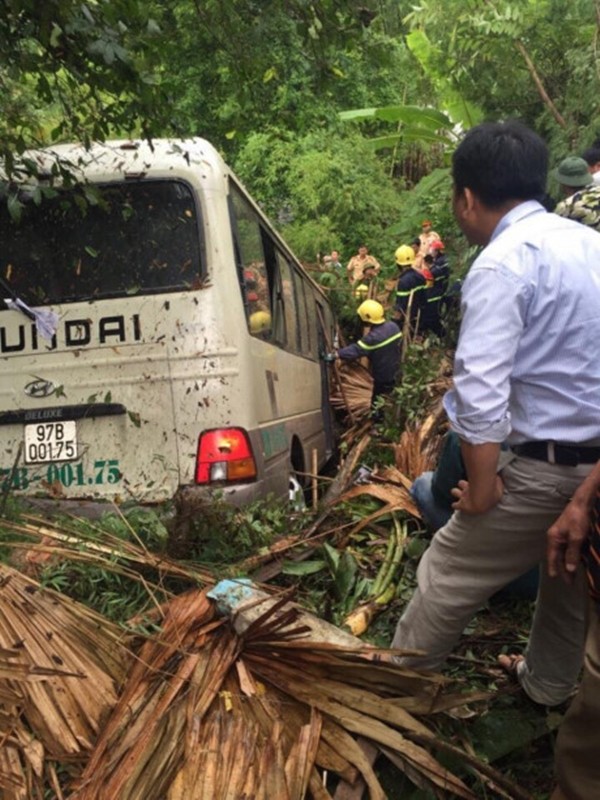 Xe giuong nam lao xuong vuc sau, 8 nguoi bi thuong