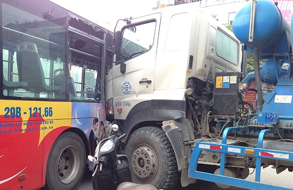 Ha Noi: Xe bon dam truc dien xe bus, nhieu nguoi hoang loan