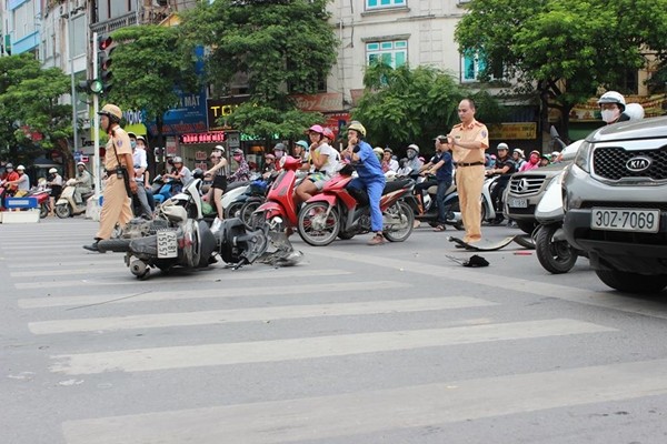 Dung den do hai co gai bi o to dam, keo le 15m