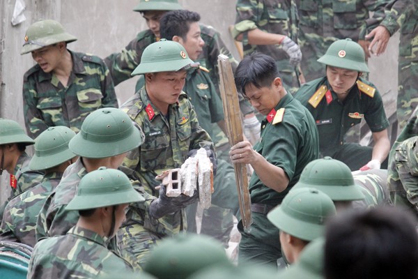 CA quan Ba Dinh de xuat khoi to vu sap nha 4 tang o Ha Noi