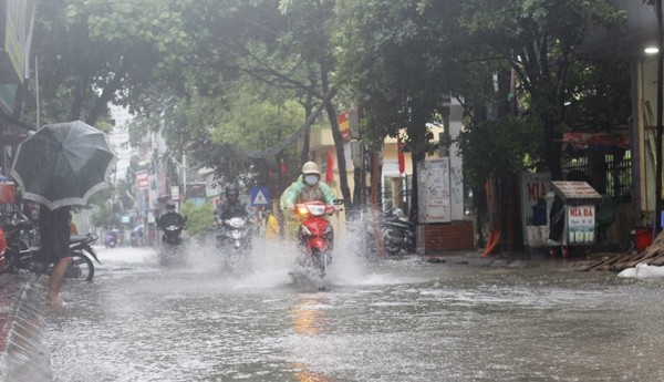 Anh Duong pho Ha Noi tiep tuc ngap sau do bao so 3-Hinh-10