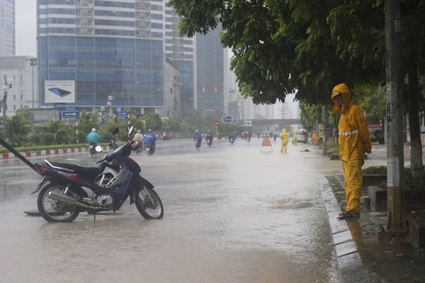 Anh Duong pho Ha Noi tiep tuc ngap sau do bao so 3-Hinh-13