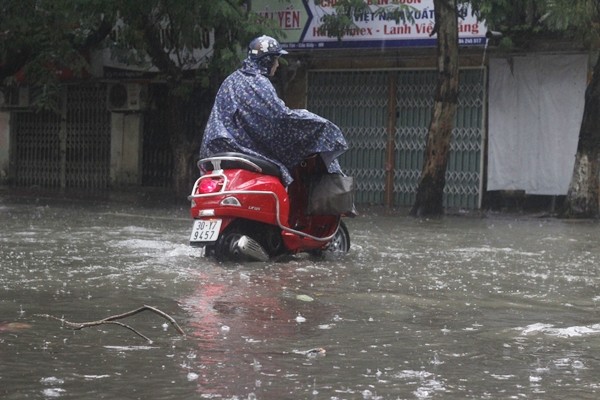 Anh Duong pho Ha Noi tiep tuc ngap sau do bao so 3-Hinh-6