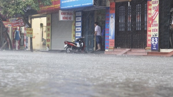 Anh Duong pho Ha Noi tiep tuc ngap sau do bao so 3-Hinh-7