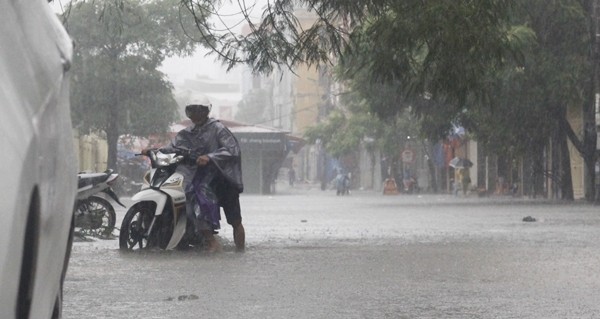 Anh Duong pho Ha Noi tiep tuc ngap sau do bao so 3-Hinh-8