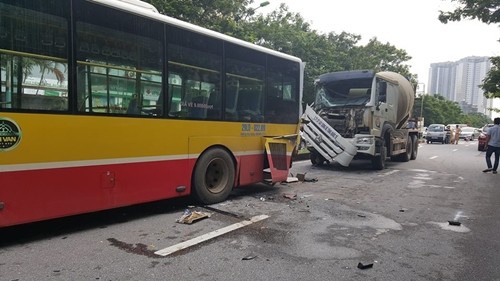 Ha Noi Xe bon nat dau vi huc duoi xe bus