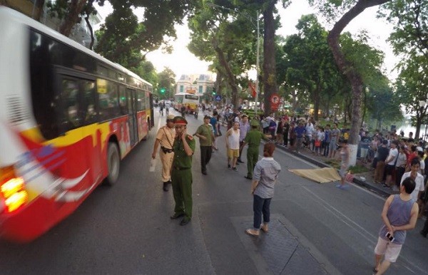 Xe bus dam lien hoan o to, xe may tren duong Ha Noi-Hinh-2