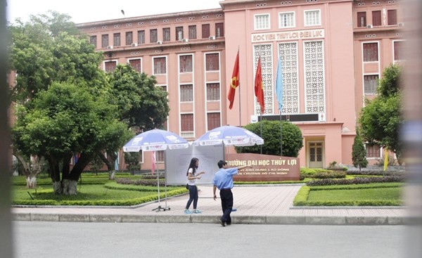 Nam sinh roi tu tang 7 KTX xuong dat tu vong o Ha Noi