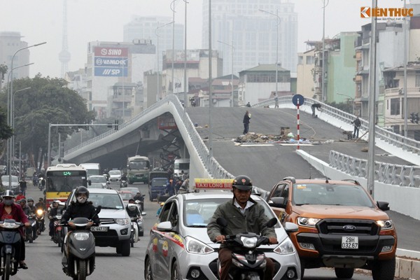 Tan muc cau vuot tram ty truoc ngay thong xe o Ha Noi