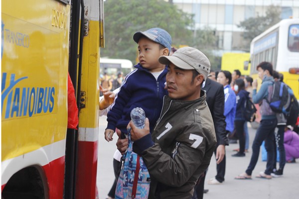 Hanh khach bi bo roi chen nhau len xe bus mien phi ve Giap Bat-Hinh-9