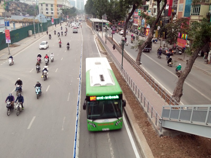 Ha Noi bat dau lam hang rao phan cach lan xe buyt nhanh-Hinh-14