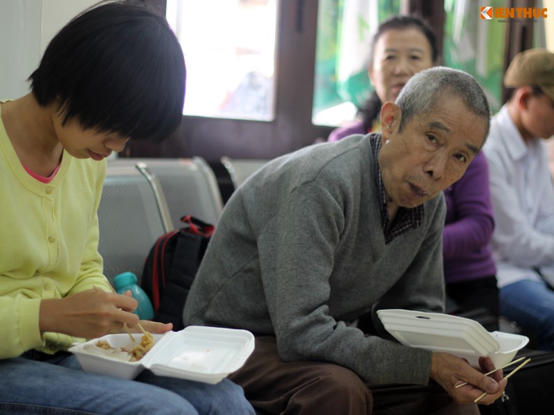 Anh: Hanh khach meu mao vi khong kip len tau ve que an Tet-Hinh-13