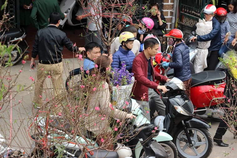 Nguoi Ha Noi chen nhau nghet tho o cho hoa ngay 29 Tet-Hinh-4