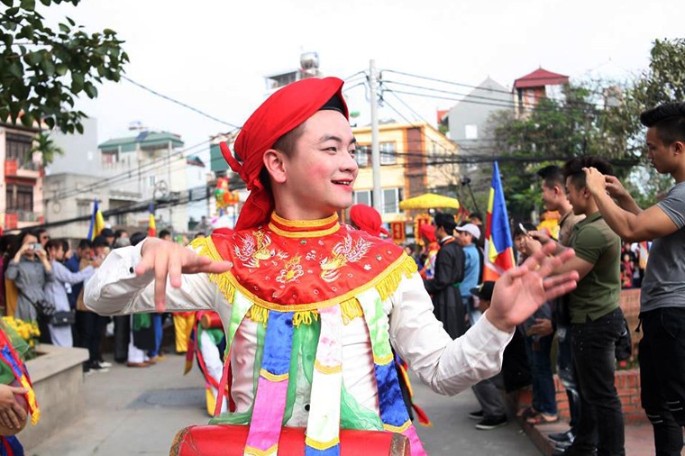 Anh: Nguoi Ha Noi hao hung voi man dien “con di danh bong“-Hinh-5