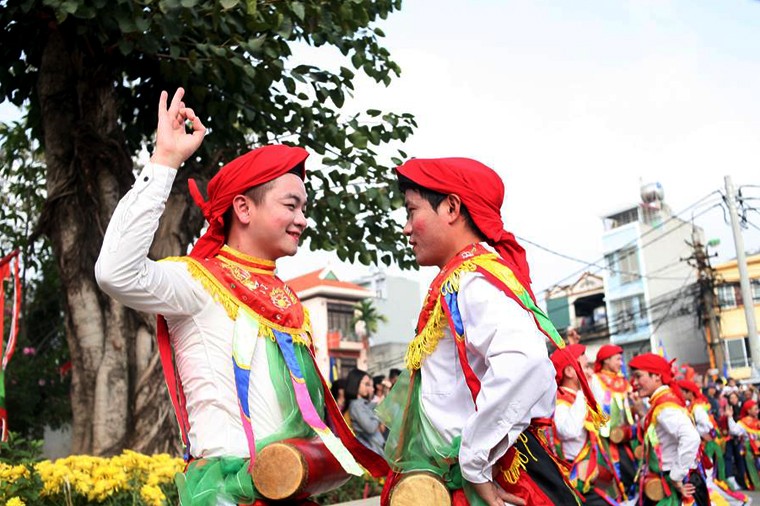 Anh: Nguoi Ha Noi hao hung voi man dien “con di danh bong“-Hinh-8