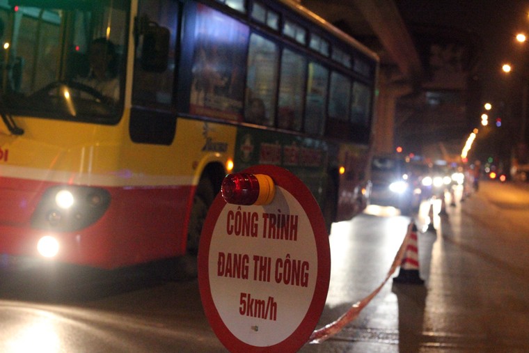 Anh: Cau thanh cong tau len ray duong sat tren cao Cat Linh – Ha Dong-Hinh-7