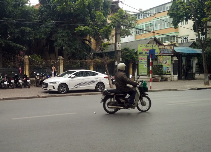 Chum anh: Cac diem trong giu xe oto “nuot gon” via he Ha Noi-Hinh-4