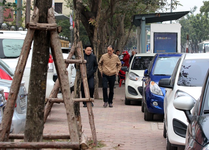 Chum anh: Cac diem trong giu xe oto “nuot gon” via he Ha Noi-Hinh-8