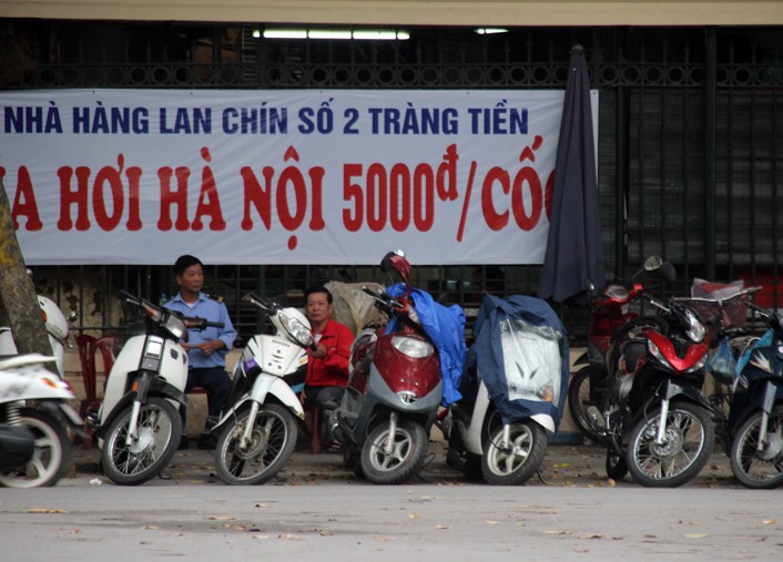 Anh: Quan bia via he Ha Noi chiem het duong nguoi di bo-Hinh-6