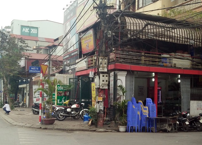 Anh: Quan bia via he Ha Noi chiem het duong nguoi di bo