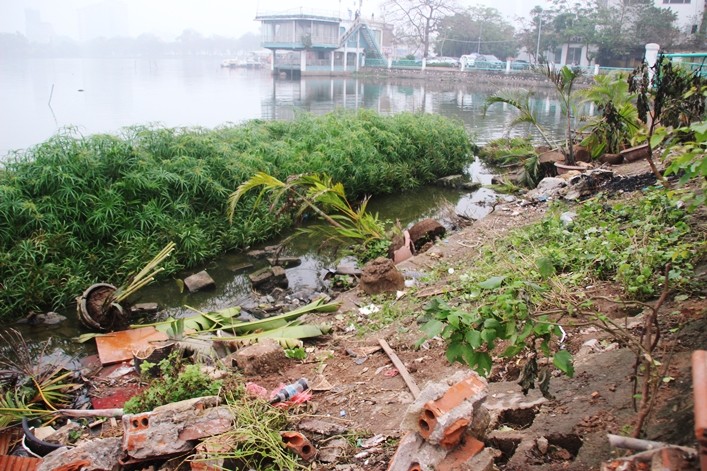 Ho Tay ngap rac thai sau khi nha noi bi cuong che di doi-Hinh-2