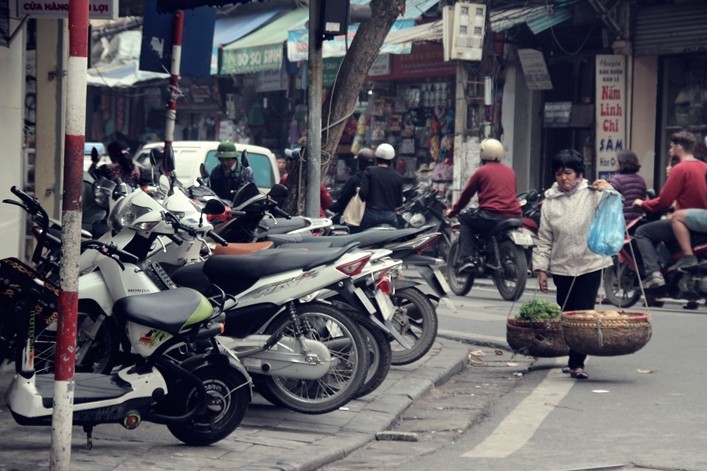 Nguoi dan ngo ngang vi via he pho co Ha Noi thoang dang-Hinh-12