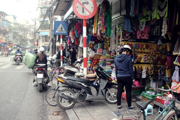 Nguoi dan ngo ngang vi via he pho co Ha Noi thoang dang-Hinh-9