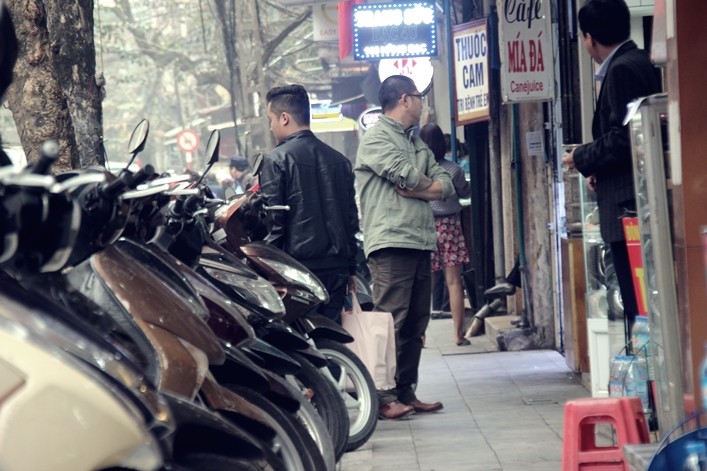 Nguoi dan ngo ngang vi via he pho co Ha Noi thoang dang