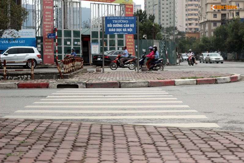 Anh: Nguoi di bo Ha Noi meu mao vi vach sang duong bi chan-Hinh-10