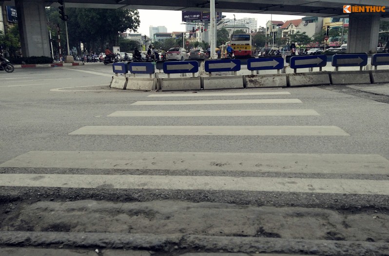 Anh: Nguoi di bo Ha Noi meu mao vi vach sang duong bi chan-Hinh-3