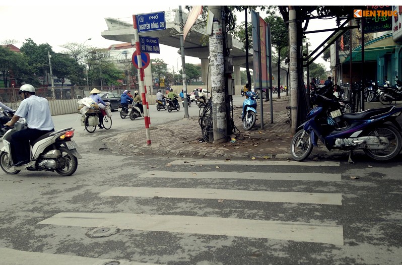 Anh: Nguoi di bo Ha Noi meu mao vi vach sang duong bi chan-Hinh-8