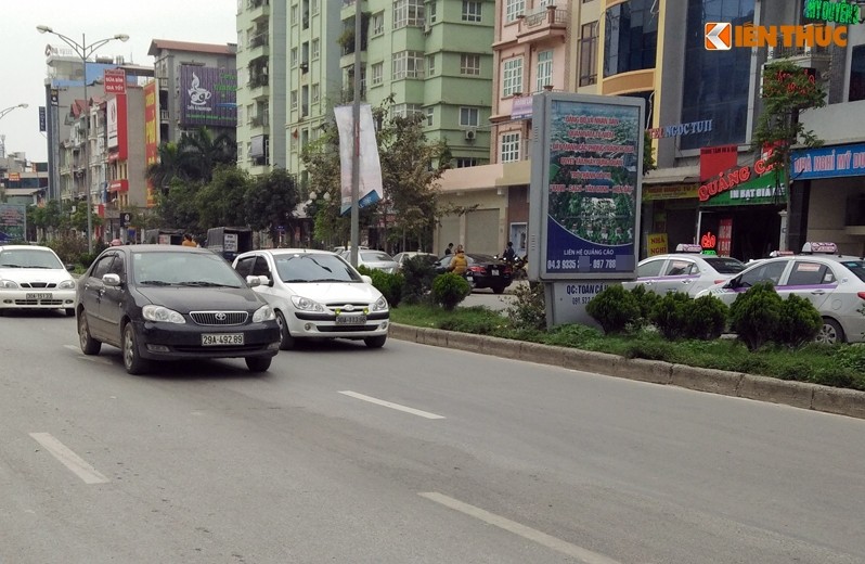 Anh: Ngo ngang hang loat bang sai chinh ta giua pho Ha Noi-Hinh-7