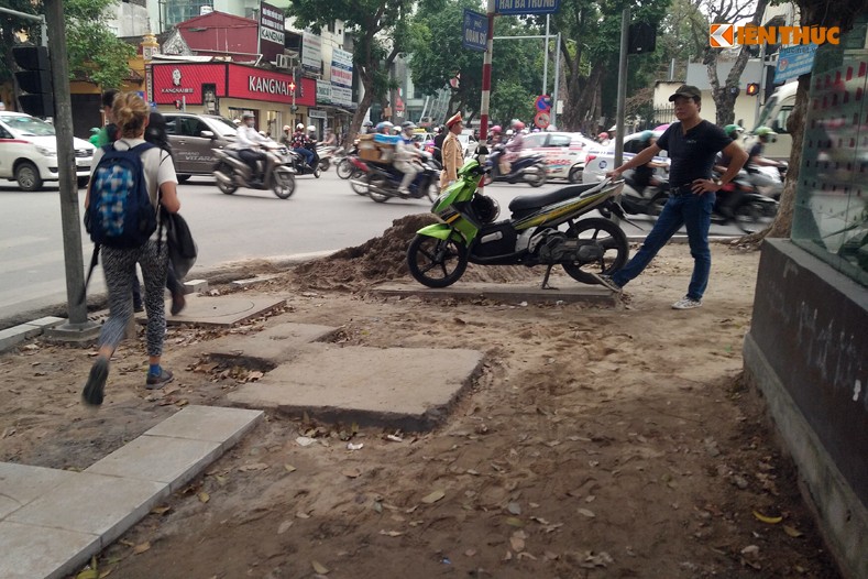 Anh: Nhung cai bay tren via he de doa nguoi di bo o Ha Noi-Hinh-8