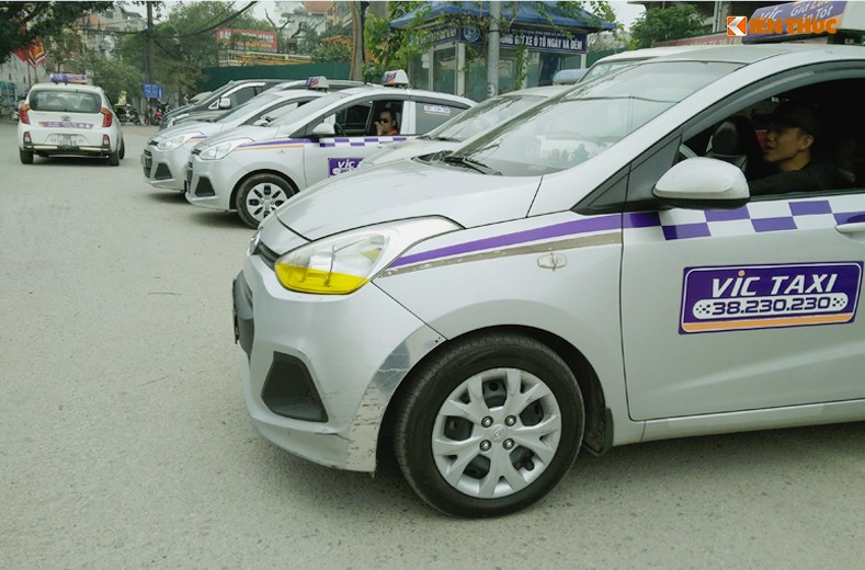 Chum anh: Taxi dung do vo toi va, dai nao duong pho Ha Noi-Hinh-5