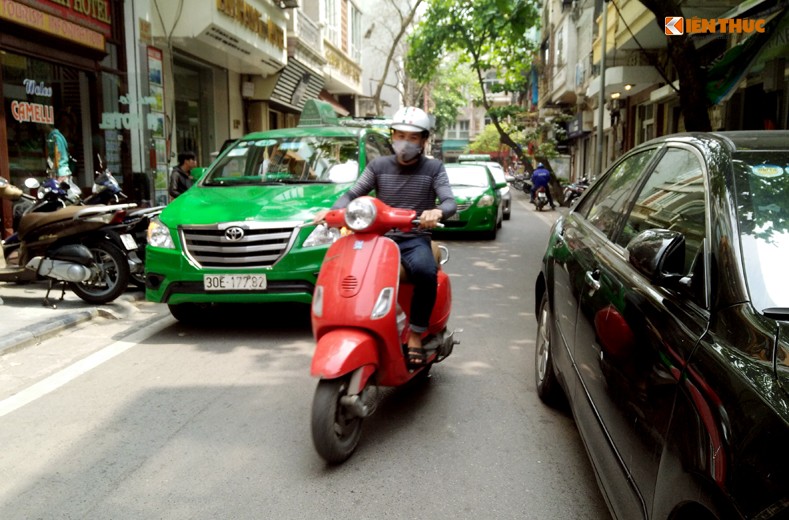 Chum anh: Taxi dung do vo toi va, dai nao duong pho Ha Noi-Hinh-8