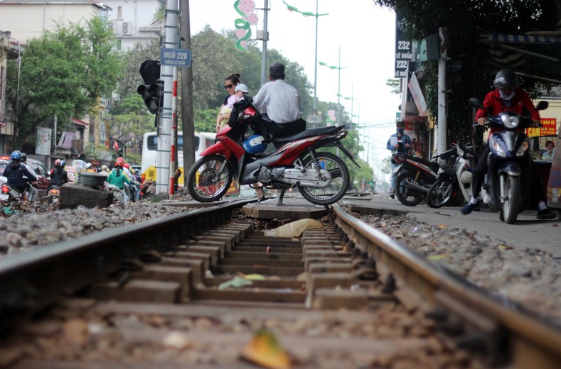 Anh: Tu than cho doi khi hang rong chiem duong ray tau hoa Ha Noi-Hinh-10