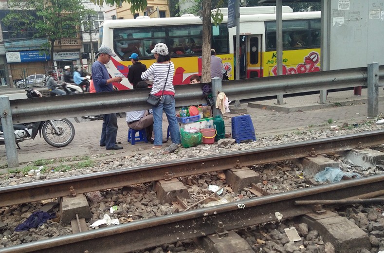 Anh: Tu than cho doi khi hang rong chiem duong ray tau hoa Ha Noi-Hinh-4