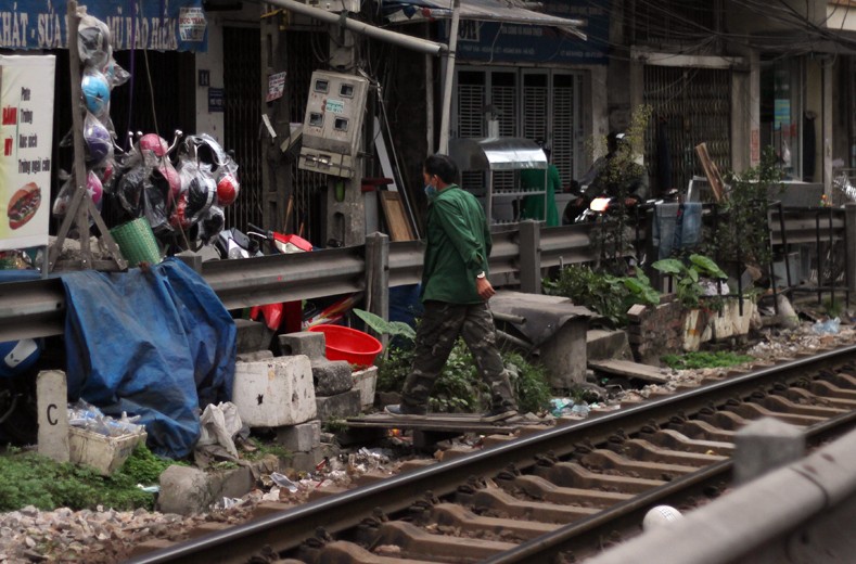 Anh: Tu than cho doi khi hang rong chiem duong ray tau hoa Ha Noi-Hinh-5