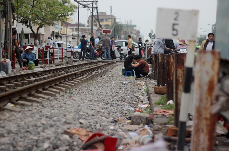 Anh: Tu than cho doi khi hang rong chiem duong ray tau hoa Ha Noi