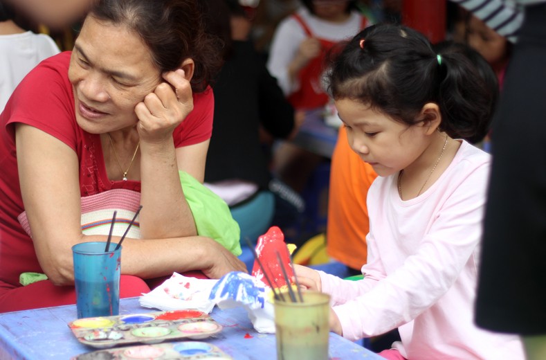 Anh: Cong vien Ha Noi chat kin nguoi vui choi ngay gio To-Hinh-7