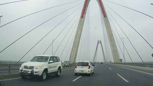 Lam ro o to bien xanh di nguoc chieu tren cau Nhat Tan