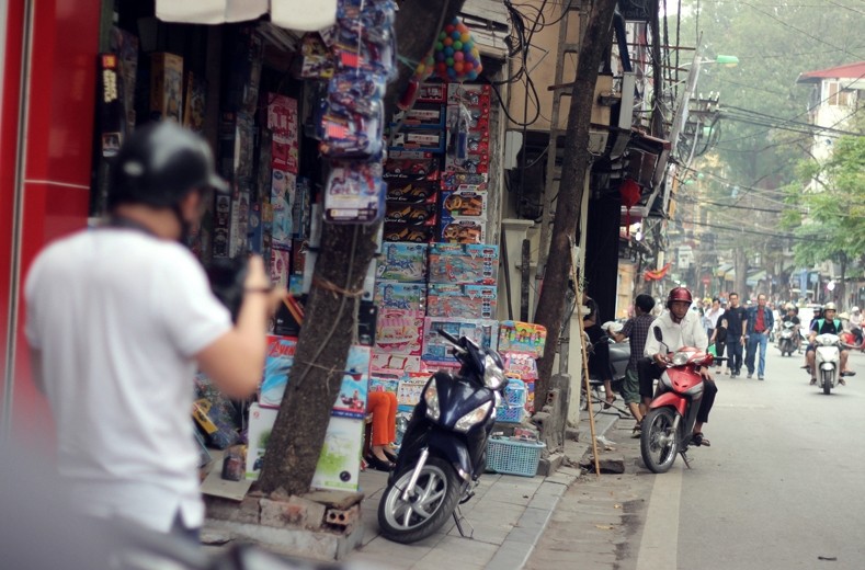 Anh: Via he Ha Noi ra sao sau mot thang ra quan 