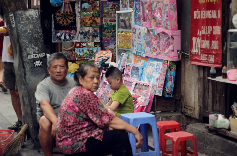 Anh: Via he Ha Noi ra sao sau mot thang ra quan 