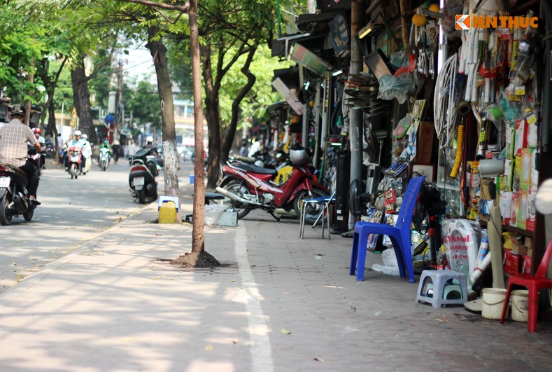 Anh: Con pho voi day cua hang sieu nho doc dao o Ha Noi-Hinh-11