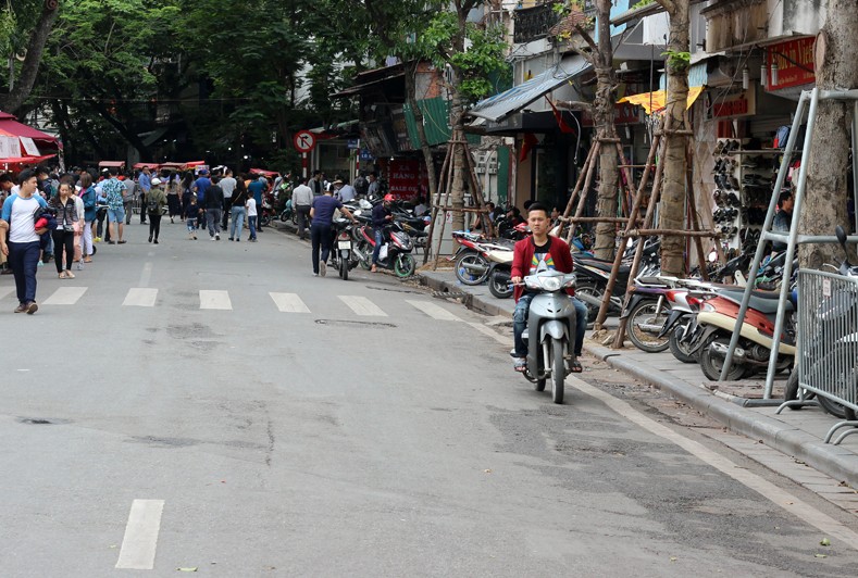 Xe may, xe dap lang lach trong pho di bo Ha Noi-Hinh-5