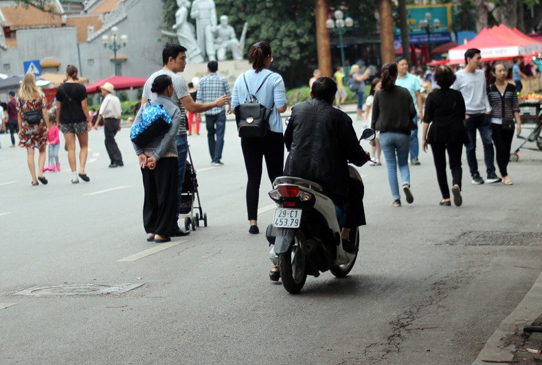 Xe may, xe dap lang lach trong pho di bo Ha Noi-Hinh-8