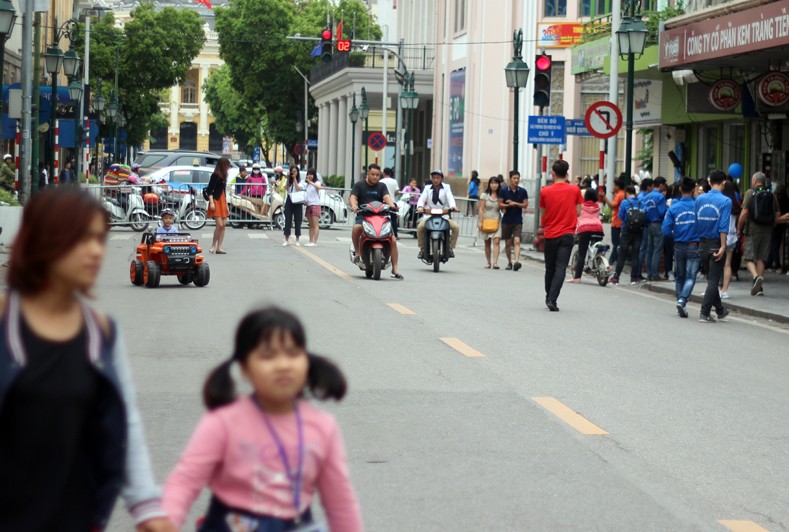 Xe may, xe dap lang lach trong pho di bo Ha Noi